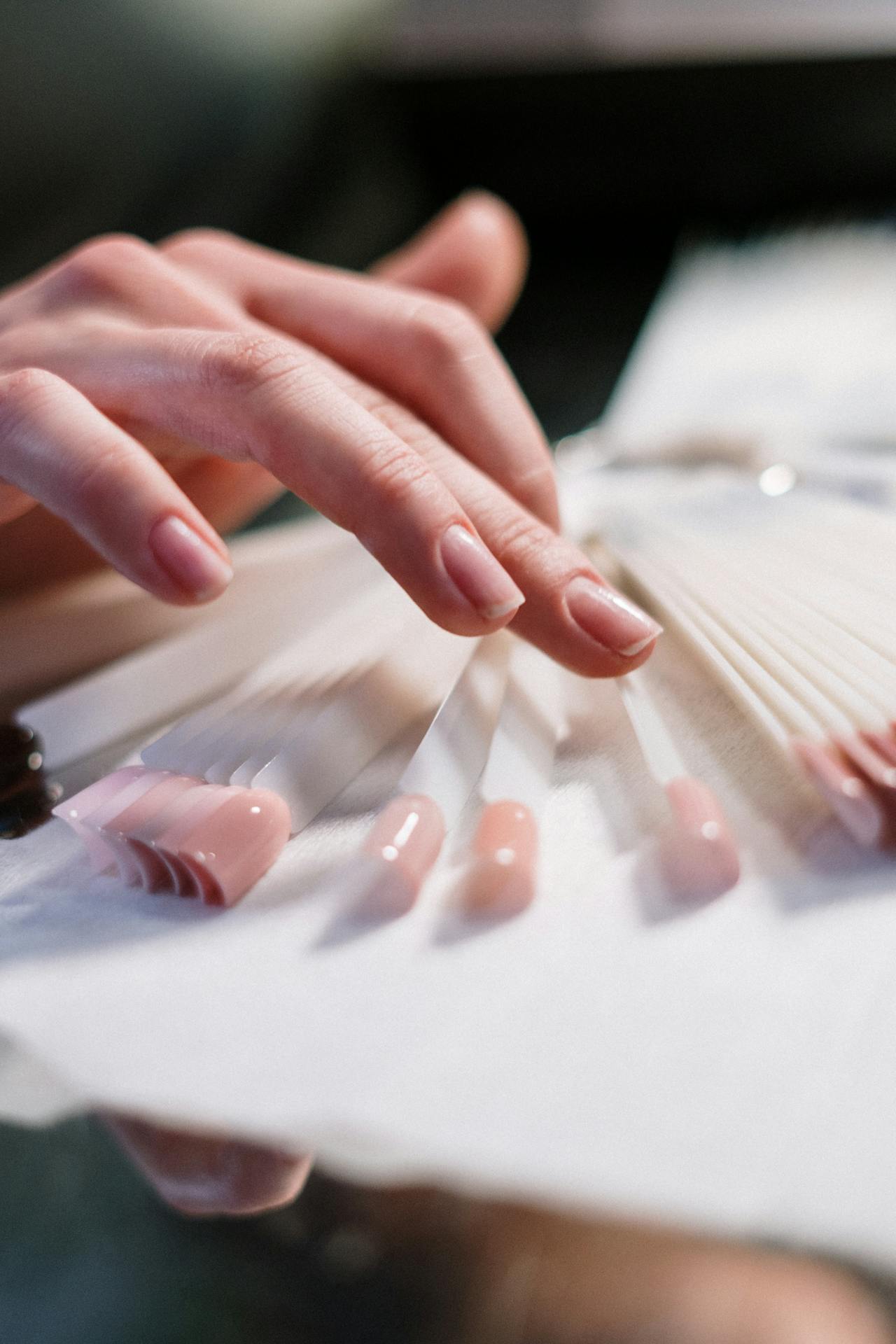Manos recibiendo tratamiento de manicura profesional en salón de belleza