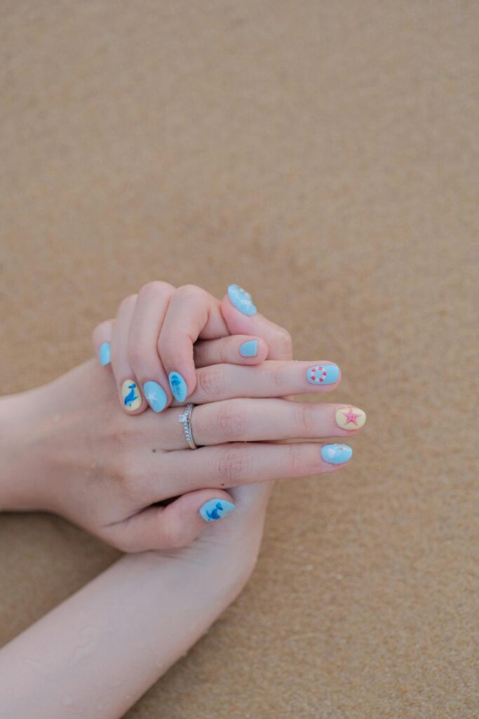 ideas de uñas para verano en Mallorca diseño de uñas para verano en Mallorca tendencias de uñas verano Mallorca manicura de verano en Mallorca uñas inspiradas en las playas de Mallorca