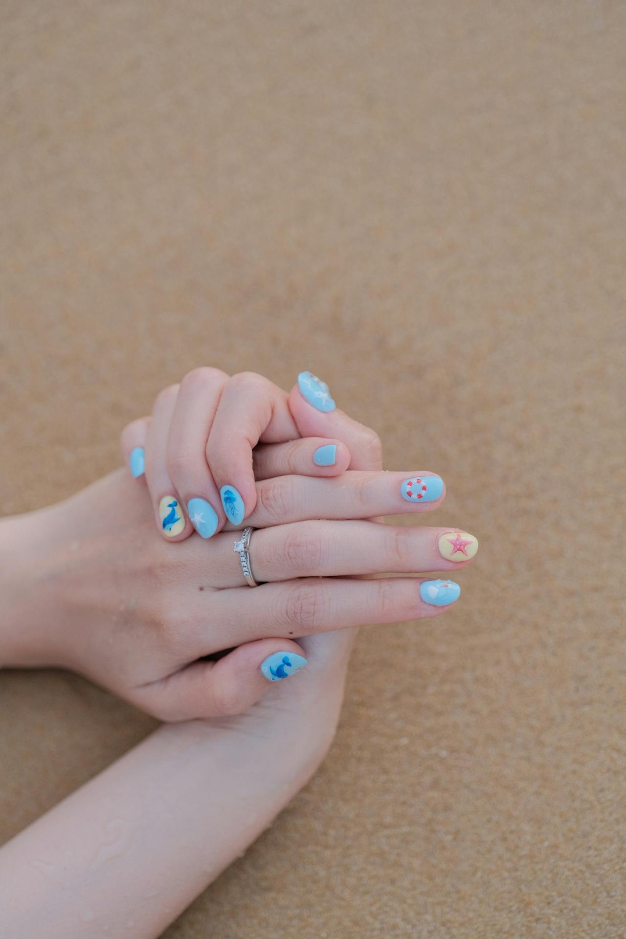 ideas de uñas para verano en Mallorca diseño de uñas para verano en Mallorca tendencias de uñas verano Mallorca manicura de verano en Mallorca uñas inspiradas en las playas de Mallorca